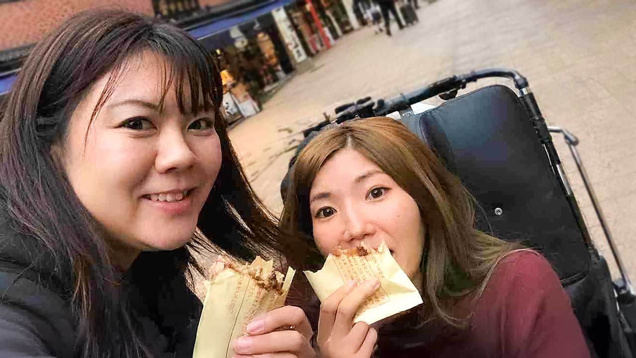 利用者さんと参加した海岸のBBQでスイカ割りを楽しむ下原田さん