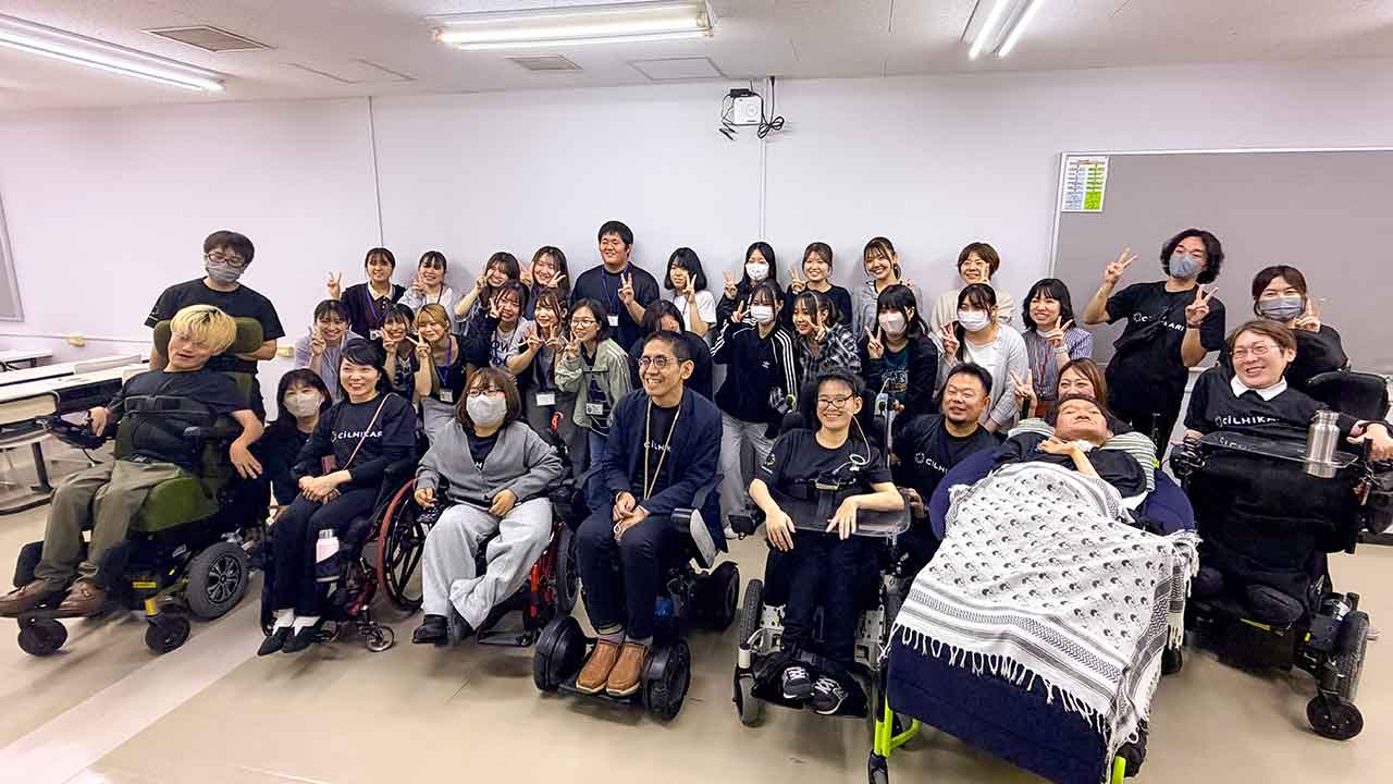 鹿児島情報ビジネス公務員専門学校での福祉体験学習に参加した集合写真