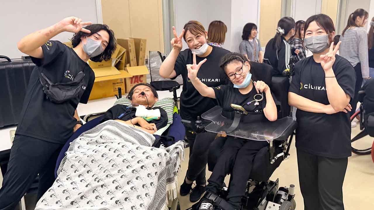 鹿児島情報ビジネス公務員専門学校での福祉体験学習に参加したCILひかりのスタッフの集合写真