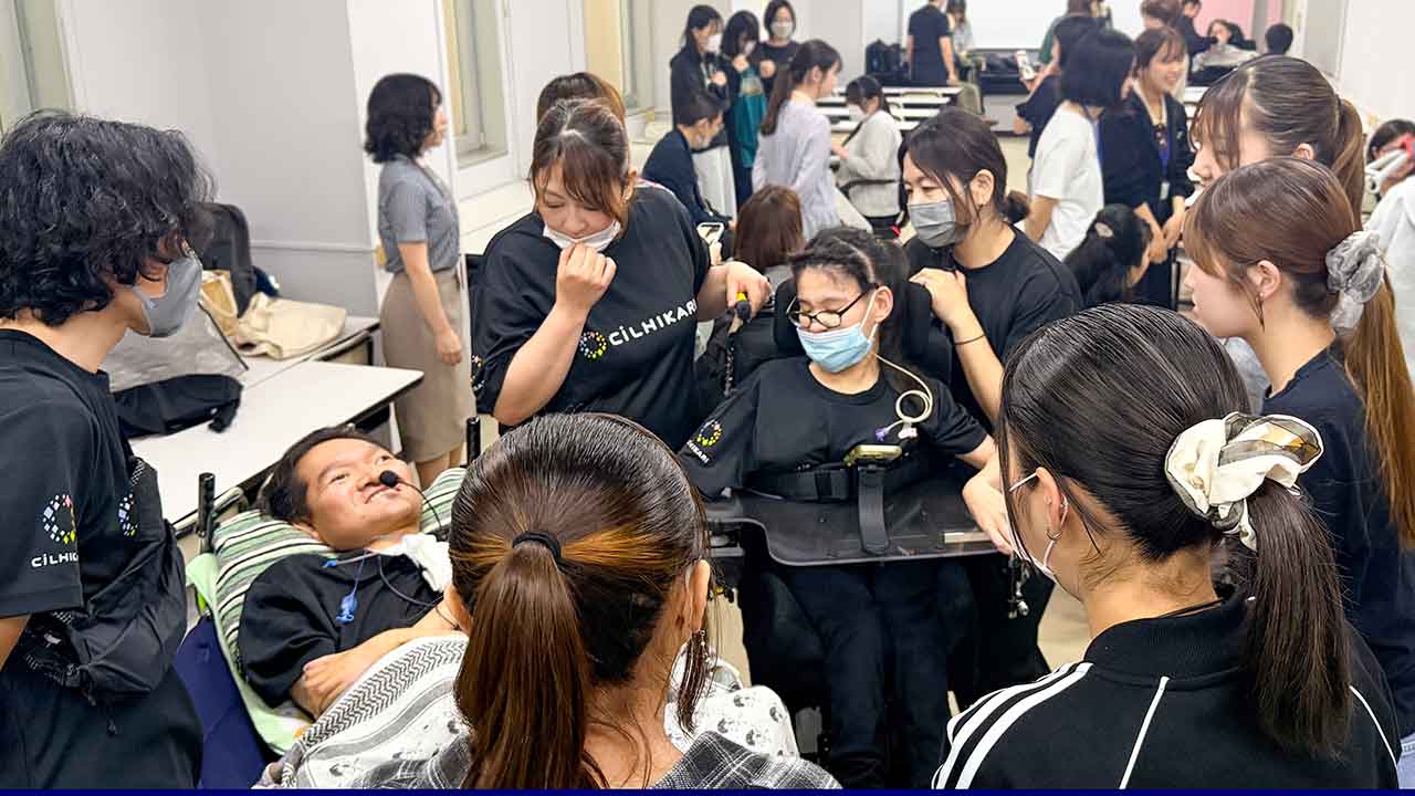 CILひかりの当事者スタッフに質問する様子