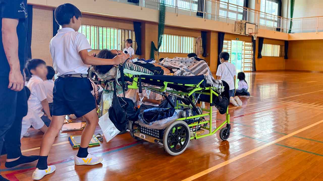 南小学校での福祉体験学習に参加した生徒の体験の様子
