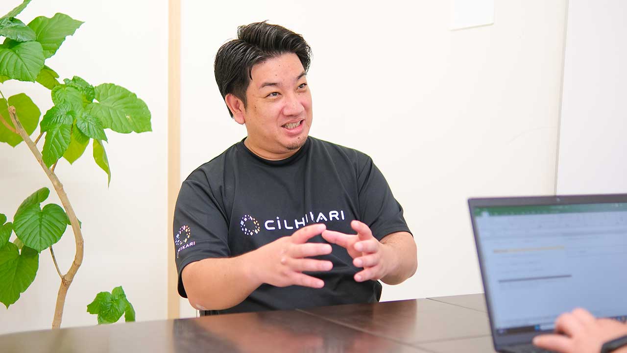 利用者さんの車椅子のそばで笑顔を見せるケアアテンダント・長野健太郎さん