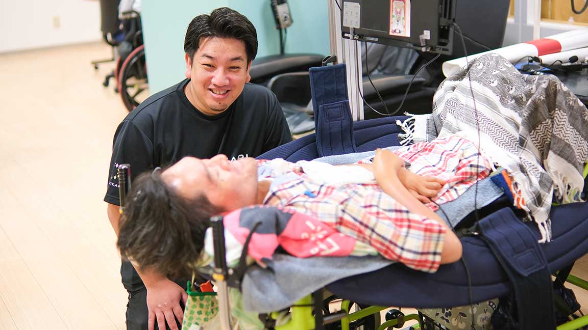 趣味の釣りで大物を釣り上げた長野健太郎さん