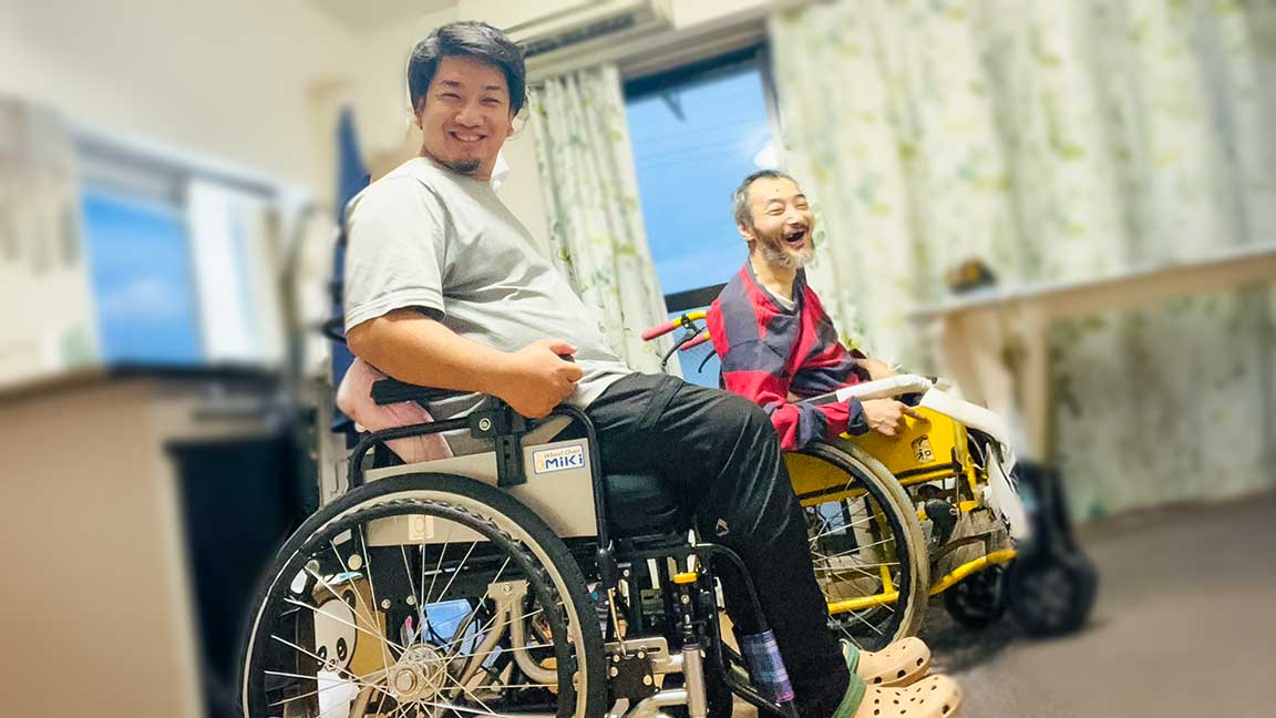 オフィスで身振りを交えてインタビューに答える長野健太郎さん