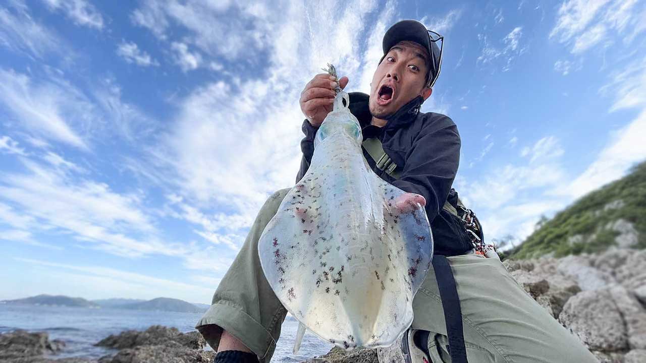 車椅子の利用者さんと並んで笑い合う長野健太郎さん