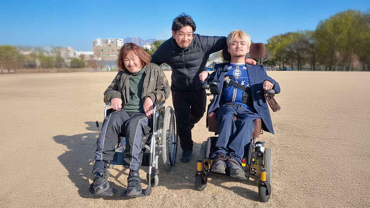 公園で利用者さんたちと笑顔を見せる長野健太郎さん